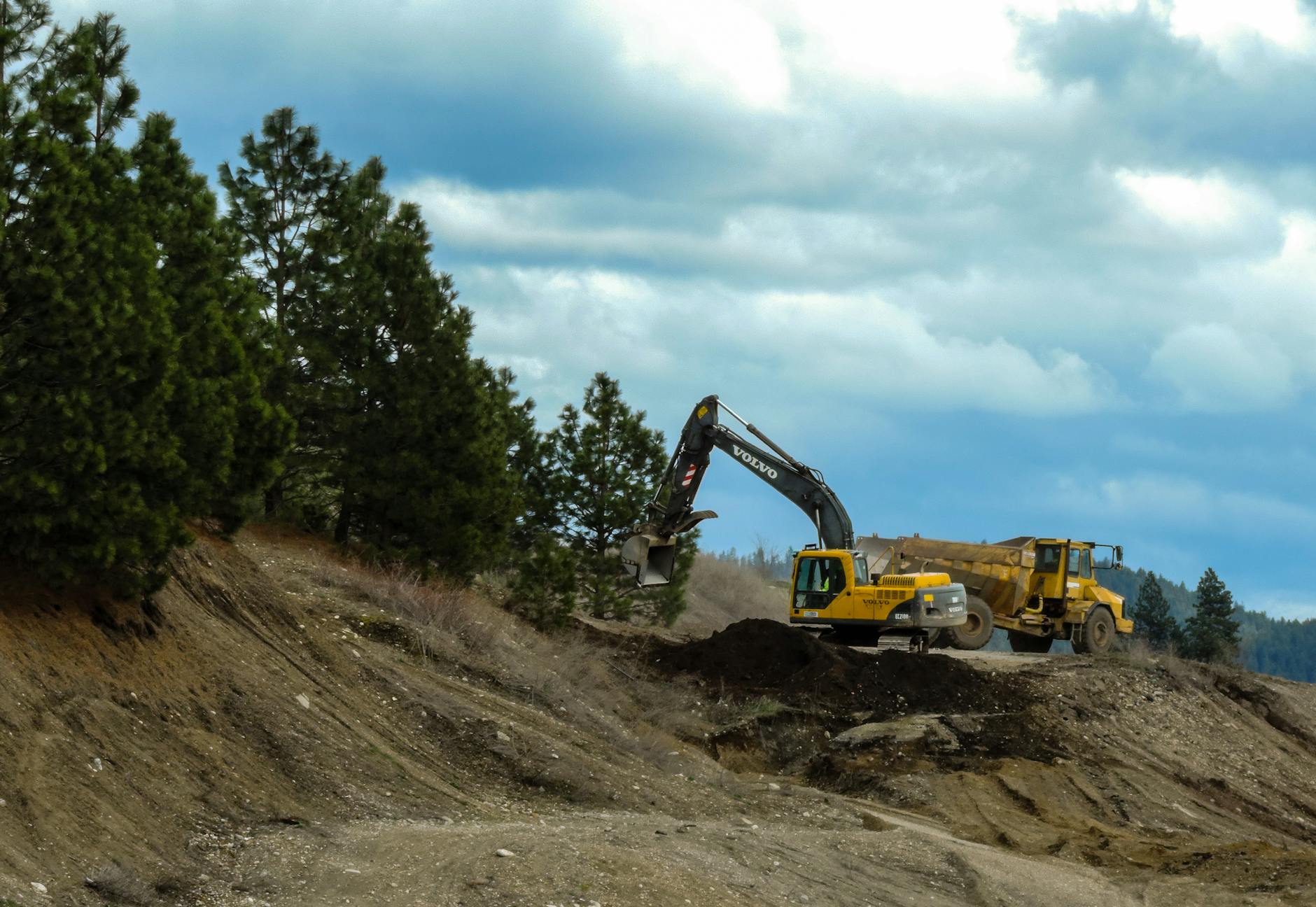 Lakeshore Excavation crew working a Washington County jobsite